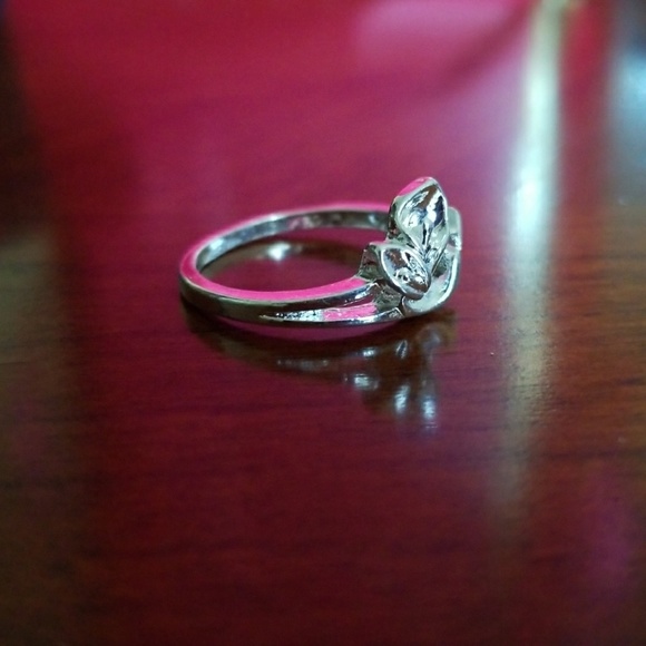 Sterling silver ring similar to a flower - Picture 3 of 4